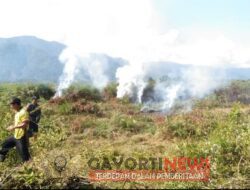 Giat Gotong Royong Pemdes dan Karang Taruna Tanjung Agung SDU Bersihkan Stadion Mini