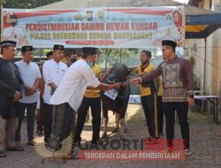 Sembelih Hewan Kurban, Polres Bondowoso Bagikan 600 Paket Daging untuk Masyarakat