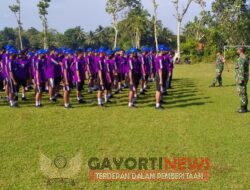 Terapkan Disiplin di Sekolah, Babinsa Koramil Tipe B 0808/15 Gandusari Latih PBB