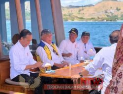 Presiden Joko Widodo dan Ibu Iriana Joko Widodo Naik Kapal Pinisi menuju Ketaman Nasional Komodo