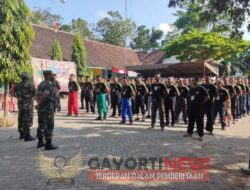 Tanamkan Kedisiplinan Kepada Banser, Babinsa Koramil Tipe B 0808/16 Talun Latih PBB