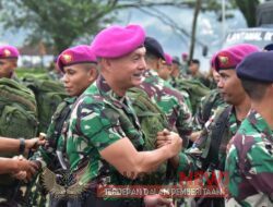 PRAJURIT YONMARHANLAN IX AMBON TERIMA SATYA LENCANA WIRA NUSA SETELAH SELESAI PURNA TUGAS DI PERBATASAN