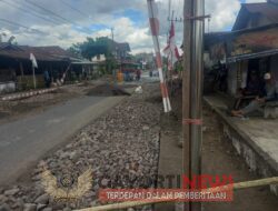 PLT. Yus Damongilala  Melaksanakan Pekerjaan Bahu Jalan dan Melibatkan Masyarakat Untuk Bekerja