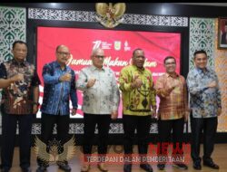 Wamendagri Bagikan Bendera Merah Putih di Provinsi Aceh