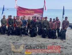 Prajurit Kodiklat TNI AL Partisipasi Meriahkan Pengibaran Bendera Merah Putih HUT Ke-77 RI di Bawah Laut