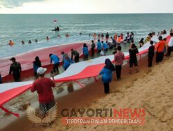 Sambut HUT Kemerdekaan RI Ke-77, Satgas Pamtas Yonif 645/Gty Kibarkan Bendera Merah Putih Raksasa di Pantai Temajuk