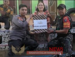 Bersama Forcopimcam Polsek Sandai Berikan Bantuan Sembako Kepada Warga Yang Terdampak Banjir