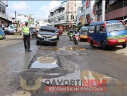 Satlantas Polresta Pringsewu Menghimbau Kepada Masyarakat Supaya Hati Hati Di Jalan Simpang Empat Pringsewu
