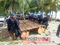 Jembatan di Dusun Kayucalla Putus Diterjang Banjir, Kapolsek Karossa Bersama Kompi Brimob Karossa Bantu Warga Seberangi Sungai Dengan Rakit Darurat