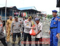 Seberangi Pulau Kapolres Polman Bagikan Sembako Pasca Penyesuaian BBM