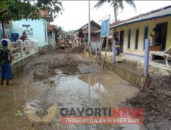 Warga Terdampak Banjir dan Longsor di Garut