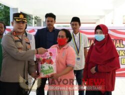 Polres Baubau Dan Mahasiswa Cipayung Bagi 500 Paket Sembako Pada Warga Akibat Dampak Kenaikan BBM