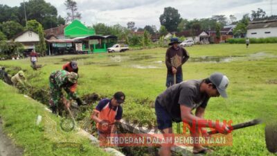 Peduli Kebersihan Lingkungan, Babinsa Pos Wonodadi Dan Warga Masyarakat Gelar Jumat Bersih