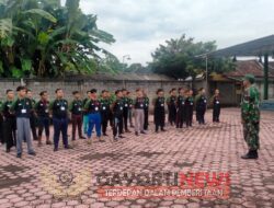 Tanamkan Disiplin, Anggota Koramil Srengat Latih PBB Peserta Diklatsar Banser
