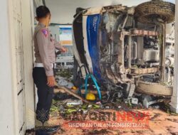 Tanpa Permisi, Truk Nyelonong Masuk Rumah Makan