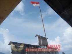 Bendera Merah Putih Yang Sudah Robek dan lapuk Masih Berkibar di Kantor Kepala Desa Sri Tanjung