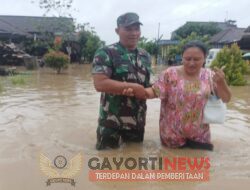 Sigap, Anggota Kodim 0808/Blitar Bantu Warga Masyarakat Yang Terdampak Bencana Banjir