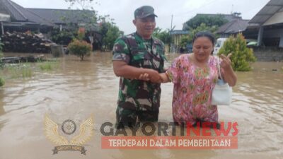 Sigap, Anggota Kodim 0808/Blitar Bantu Warga Masyarakat Yang Terdampak Bencana Banjir