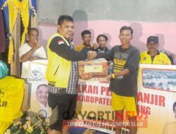 Ketua DPD Partai Golkar Kabupaten Ketapang Kalimantan Barat Terjun Langsung ke Lokasi Banjir Untuk Serahkan Bantuan Sembako