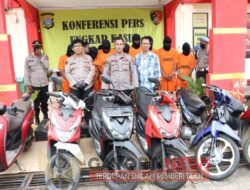 Kapolsek Bengkong Gelar Konferensi Pers Ungkap 8 Orang Pelaku Curanmor Spesialis Motor Matic