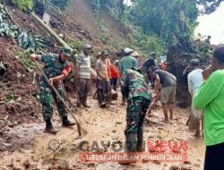 Gerak Cepat, Koramil Gandusari Bantu Bersihkan Material Akibat Bencana Tanah Longsor Di Wilayah Binaan