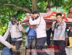 Di Lokasi Longsor Personel Bantu Evakuasi Mayat Lewat Jalur Laut Menggunakan Perahu