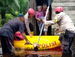 Gerak Cepat,Polres Siak Evakuasi Warga Korban Banjir, Dirikan Posko Pengungsian Dan Berikan Pelayanan Kesehatan.