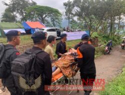 Pertolongan korban gempa Cianjur di desa terisolir dilakukan, Brimob Polri evakuasi dengan tandu