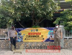 Kapolsek Tambaksari Kompol Ari Bayuaji, SE SIK M.Si  pasang spanduk imbauan waspada curanmor