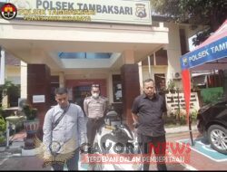 Kapolsek Tambaksari Kompol Ari Bayuaji SE, SIK, M.Si mengembalikan motor hasil curian kepada sang pemiliknya