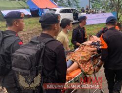 Pertolongan korban gempa Cianjur di desa terisolir dilakukan, Brimob Polri evakuasi dengan tandu