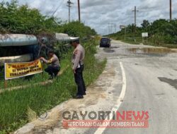 Tanggap Fenomena Pasang Besar Sungai Siak, Polsek Bunga Raya Pasang Spanduk Himbauan di Jalan