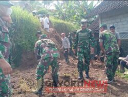 Wujud Nyata, Anggota Koramil Gandusari Bantu Warga Binaannya Bersihkan Material Akibat Bencana Tanah Longsor