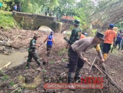 Sinergitas Polres Magetan Bersama Masyarakat Bersihkan Sungai Ngelang Minimalisir Banjir
