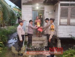 Jajaran Polsek Sungai Apit Sambangi dan Berikan Batuan Sembako Dampak dari Korban Banjir Akibat dari Tinggi nya Curah Hujan dan Pasang Dalam Air Sungai