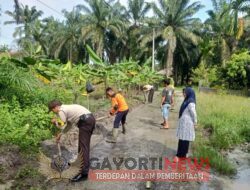 Tanggap Kondisi Musim Penghujan, Polsek Lubuk Dalam Melaksanakan Kegiatan Gotong Royong