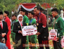Ketua KONI Jatim Mendapat Penghargaan Jer Basuki Mawa Beya Di Hari Pahlawan