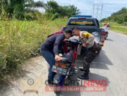 Petugas Polsek Koto Gasib Polres Siak Bhabinkamtibmas Membantu seorang Pengendara Sepeda Motor yang Sedang Kehabisan Minyak di Jalan