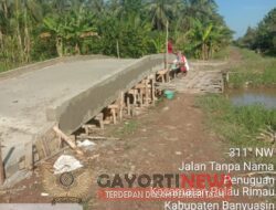 Diduga proyek jembatan penghubung desa kelapa dua jalur 18. abaikan papan informasi