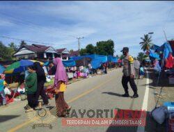 Memberikan Pelayanan Prima, Personil Polsek Karossa melakukan pengaturan Lalu Lintas Antisipasi Kemacetan di depan Pasar Tumpa Tradisional di Pagi Hari.