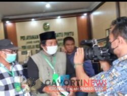 Menanti Kepedulian Pemkab Siak untuk Ketua LSM Perisai, Sunardi (Peci Hitam) saat berada di ruang tunggu Kantor PN Siak.