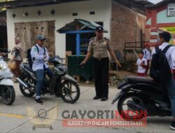 Personil Polsek Aralle Pengaturan Lalulintas di depan Sekolah