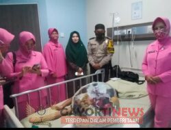 Ketua Cabang Bhayangkari SIAK Bersama Ranting Bhayangkari Polsek Koto Gasib Menjenguk Anak Salah Satu Anggota Polsek Koto Gasib Yang Dirawat di RS Aulia Hospital Pekanbaru