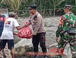 Polisi Serahkan Bantuan Sembako Untuk Warga Sumberlangsep yang Sempat Terisolasi Akibat Lahar Dingin Semeru 