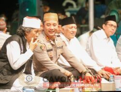 Ribuan Warga dan Polisi di Jombang Sinau Bareng Cak Nun