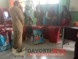 Pemdes Desa Siring Agung , Menyalurkan Bantuan 25 Ember berisi Pur