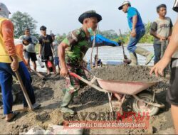 Wujud Kebersamaan, Babinsa Koramil Ponggok Gelar Kerja Bakti Bersama Warga Masyarakat