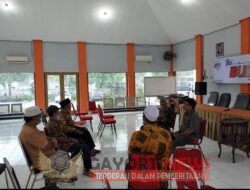 Warga RW01 Kelurahan Bulak Surabaya Datangi Kantor Lurah dan Camat