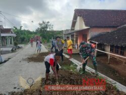 Kompak, Babinsa Koramil Kademangan, Bhabinkamtibmas Dan Warga Masyarakat Gelar Gotong Royong Bersama