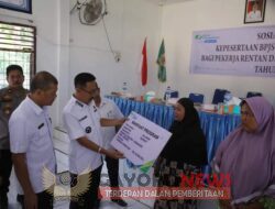 Bupati Labuhanbatu Selatan Serahkan Santunan Pekerja Rentan Dari BPJS Ketenagakerjaan Labuhanbatu Selatan